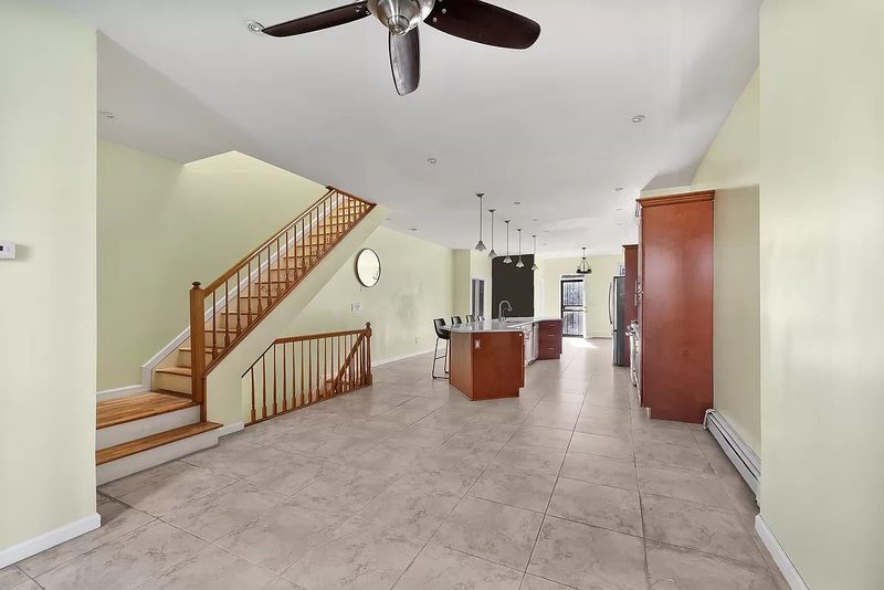 Photo of 708 Lexington Avenue